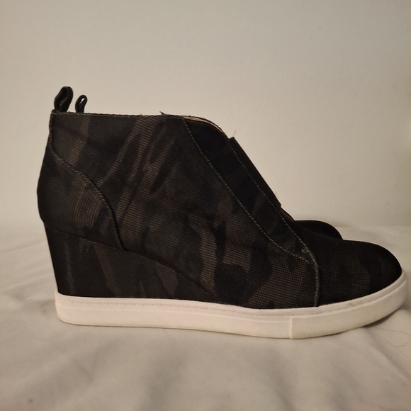 Linea Paolo Felicia Women's Camo Wedge Bootie - Picture 2 of 9